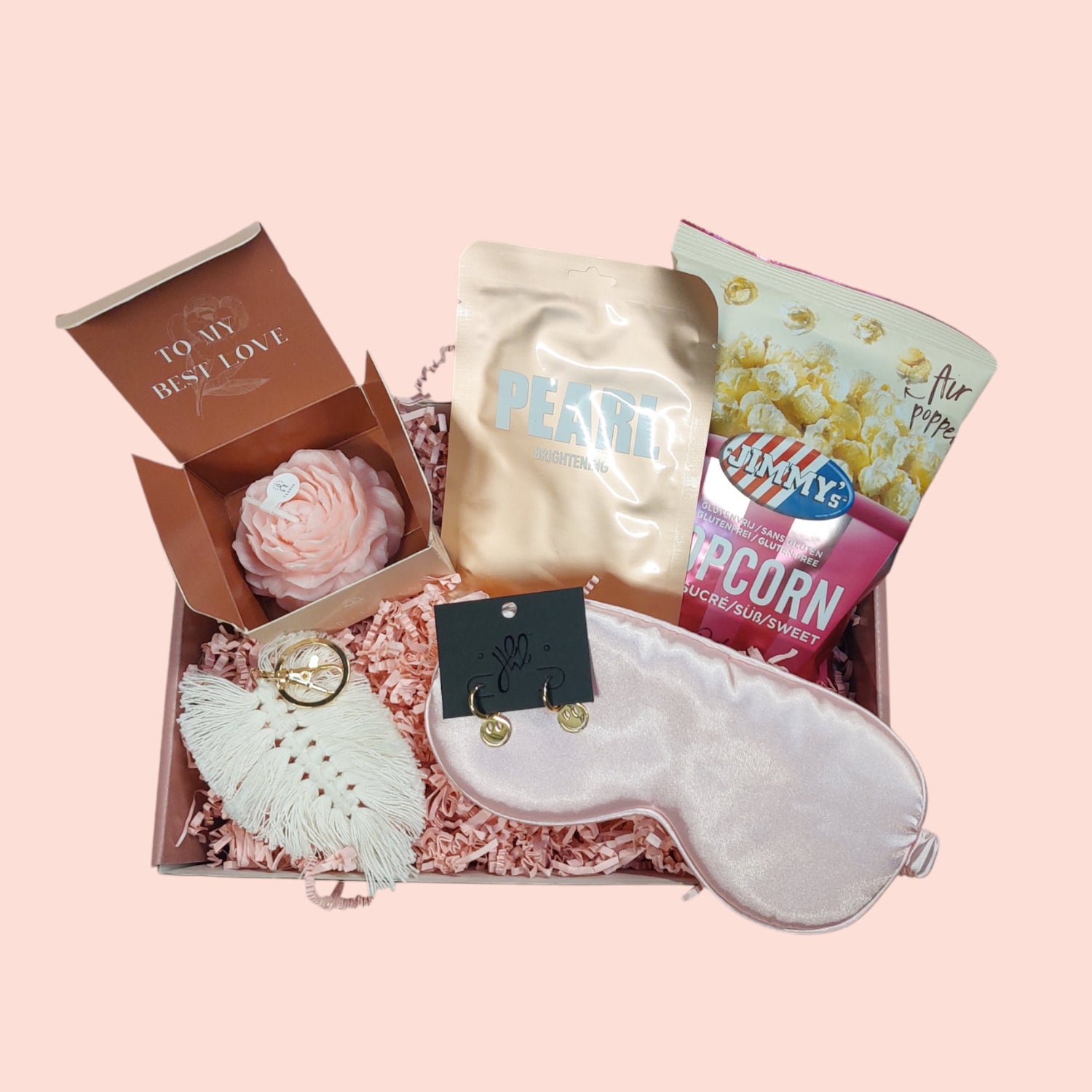 Luxe cadeauboxen voor vrouwen met mooie sieraden lekkernij, chocola, verwenproducten, geurkaarsen.