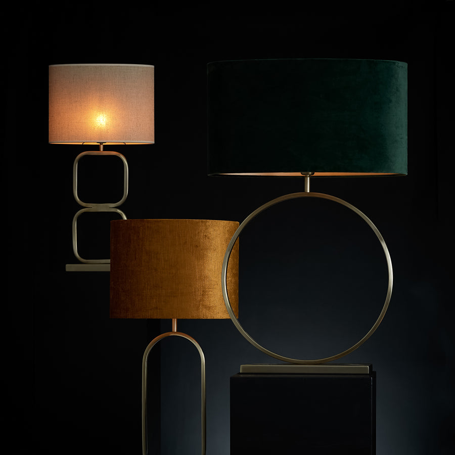 Moderne lampvoet LUTIKA in licht goud metaal, handgemaakt design met twee metalen vierkanten, geschikt voor lampenkappen met een diameter van 30 tot 35 cm, afmetingen 23x11,5x46 cm.